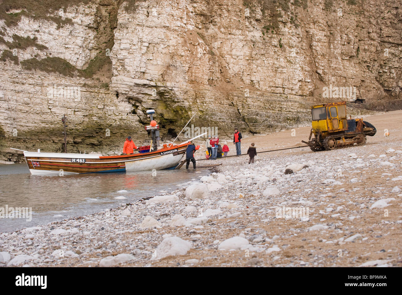 Un bateau de pêche transporté à terre à Flamborough's North Landing, dans le Yorkshire. Banque D'Images