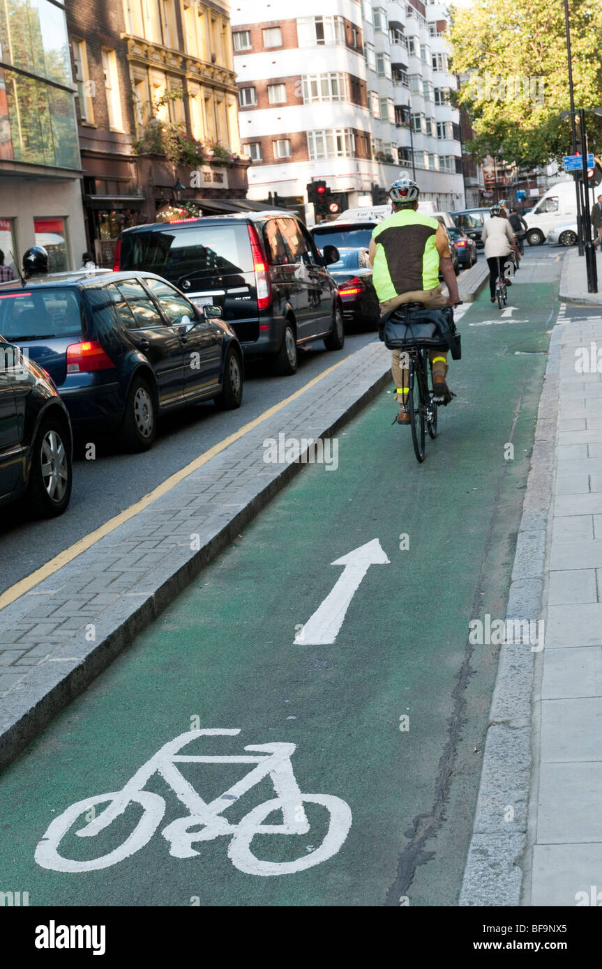 Voie cyclable dans le centre de Londres, Angleterre, RU Banque D'Images
