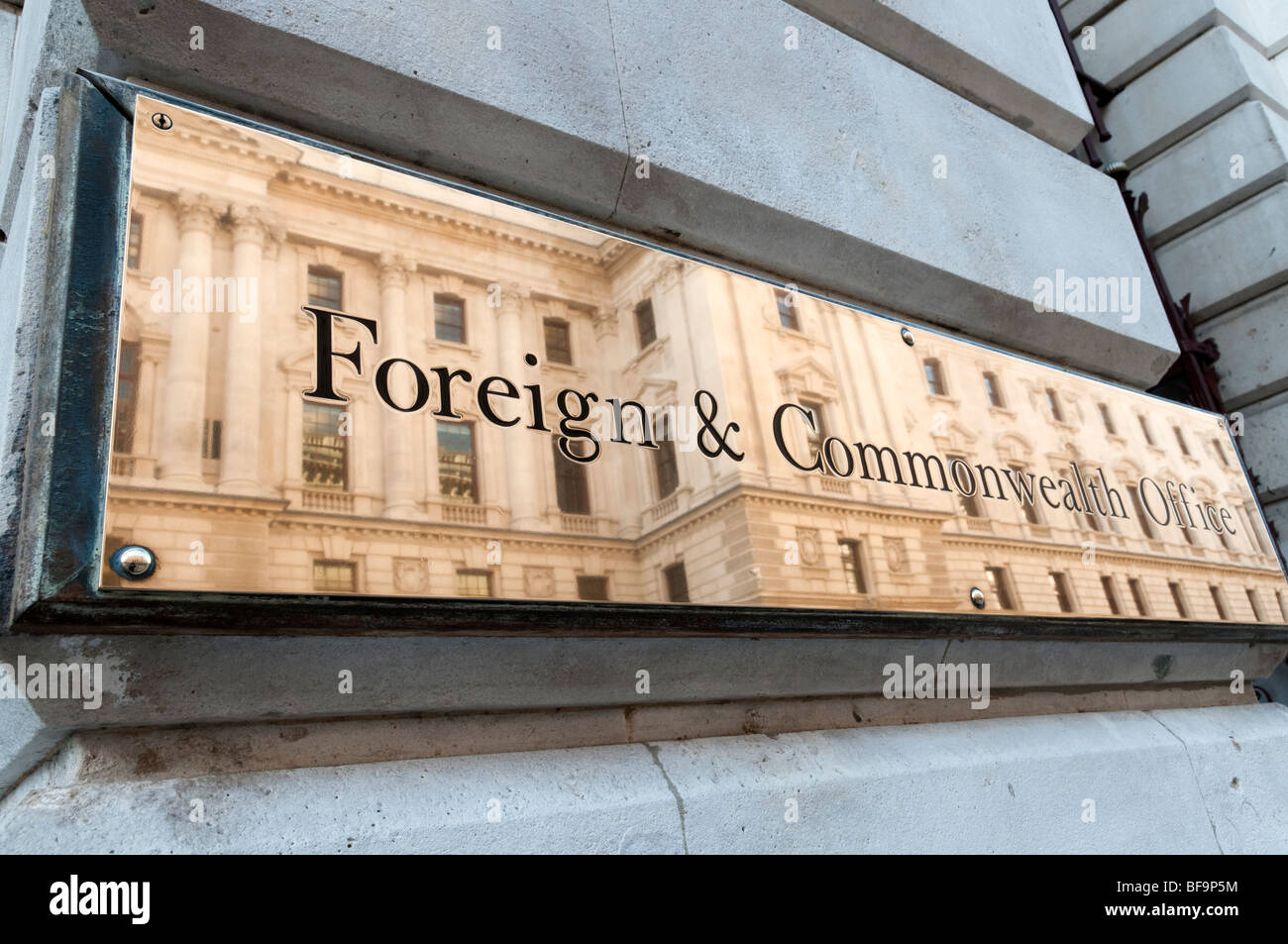 Plaque en laiton du Bureau des affaires étrangères et du Commonwealth, Whitehall, Londres, Angleterre, Grande-Bretagne, Royaume-Uni Banque D'Images