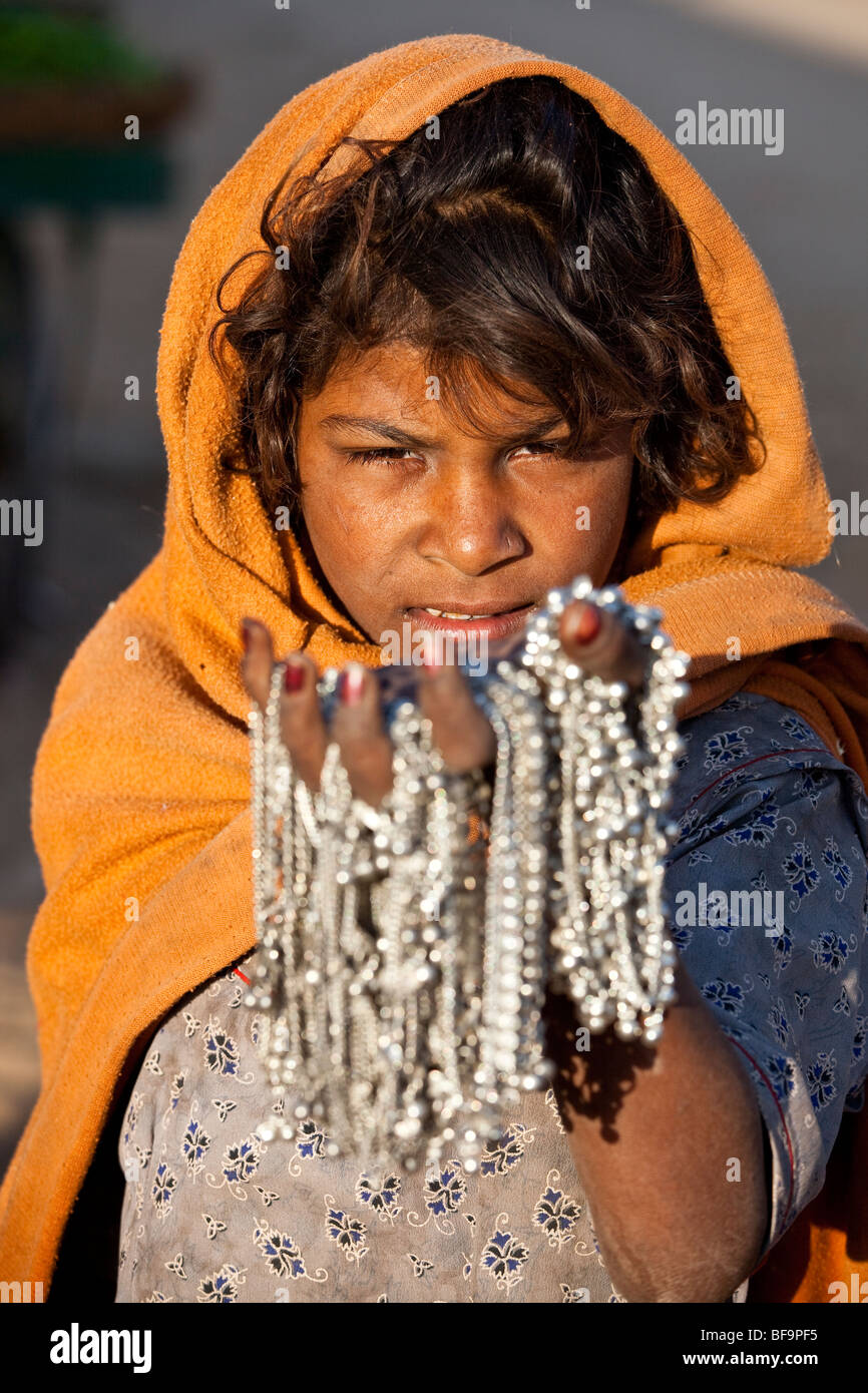 Jeune fille vendant des bracelets de cheville à la Camel Fair de Pushkar dans le Rajasthan en Inde Banque D'Images