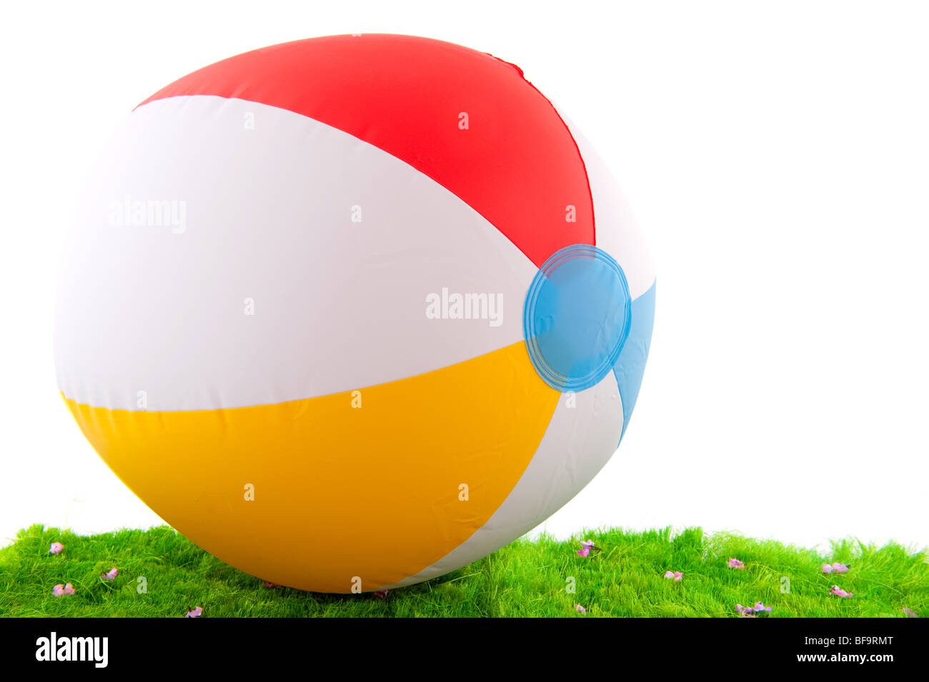 Ballon de plage flottait dans l'herbe pour l'amusement à la locations Banque D'Images