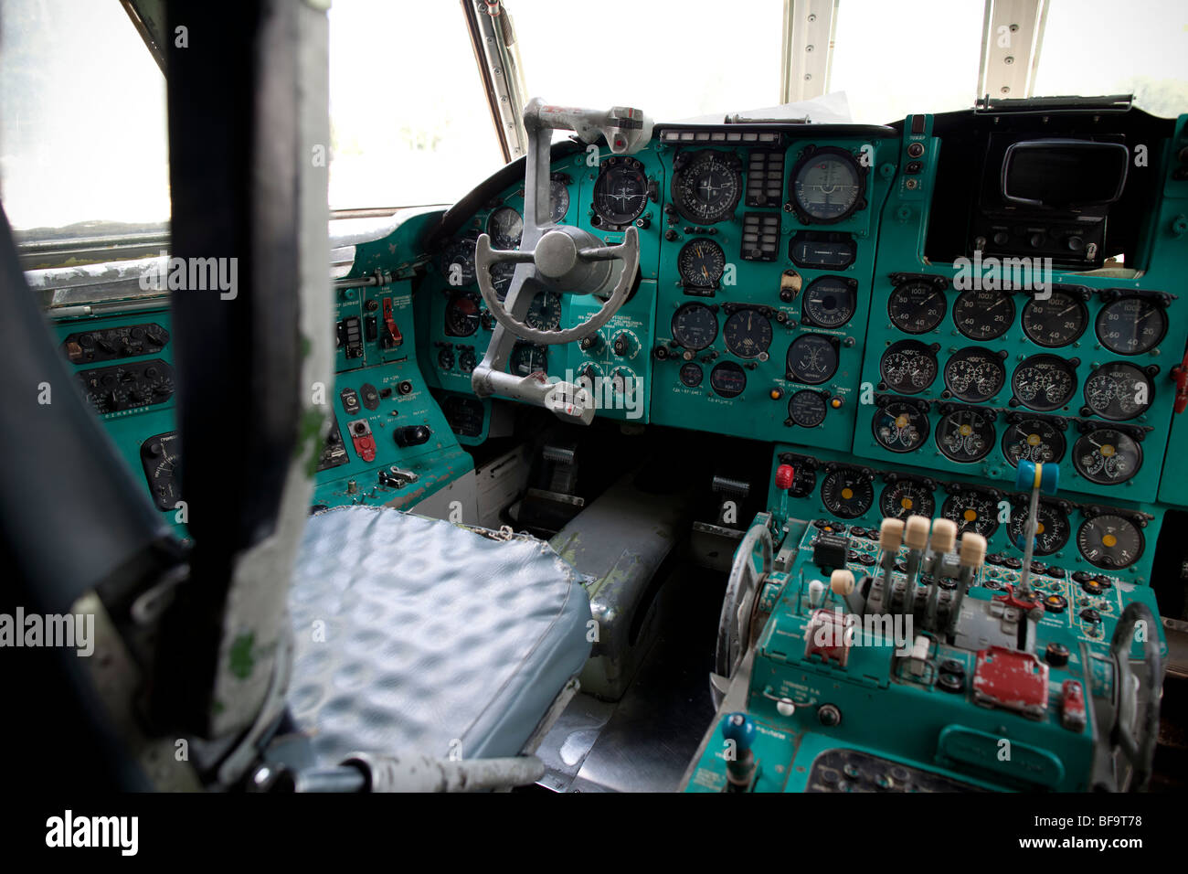 Cockpit d'un avion-cargo Iliouchine Il-62 dans le musée de l'aviation ukrainienne dans Kiev-Zhulyany. Banque D'Images