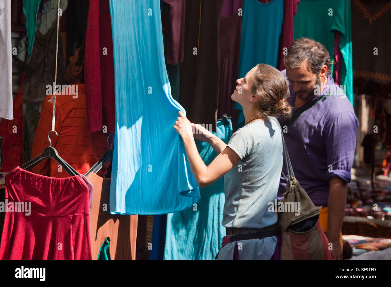 Shopping pour les vêtements à Pushkar dans le Rajasthan en Inde Banque D'Images