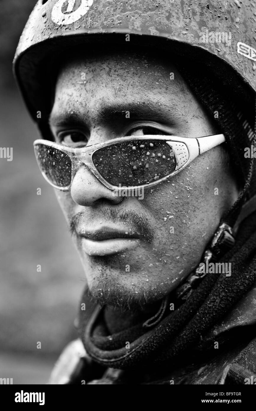 Une descente vtt guide après un trajet boueux sur la route de la mort. Coroico, Bolivie. Banque D'Images