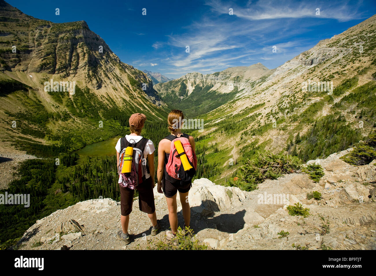 Les randonneurs en profitant de la vue à partir de la crypte, sentier du lac Waterton Lakes National Park, Alberta, Canada Banque D'Images