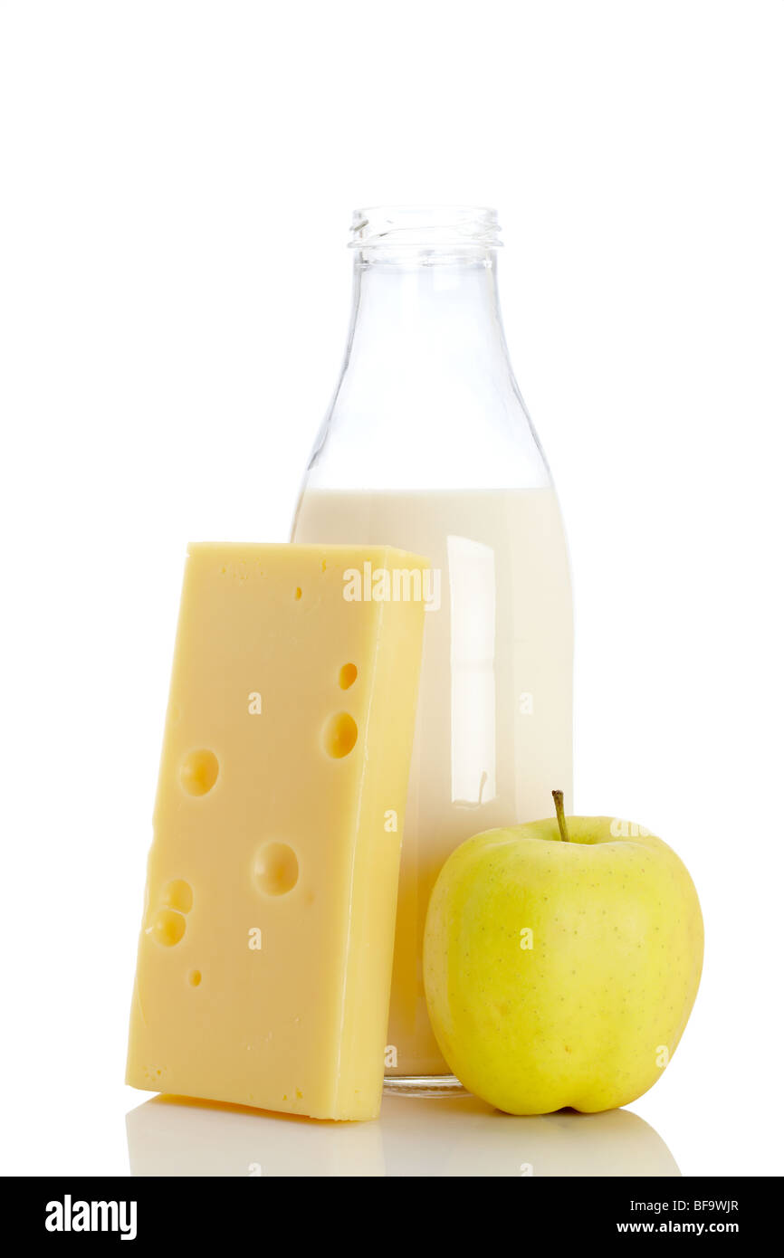 Tranche de fromage frais, de lait et de pomme fraîche bouteille isolé sur fond blanc Banque D'Images