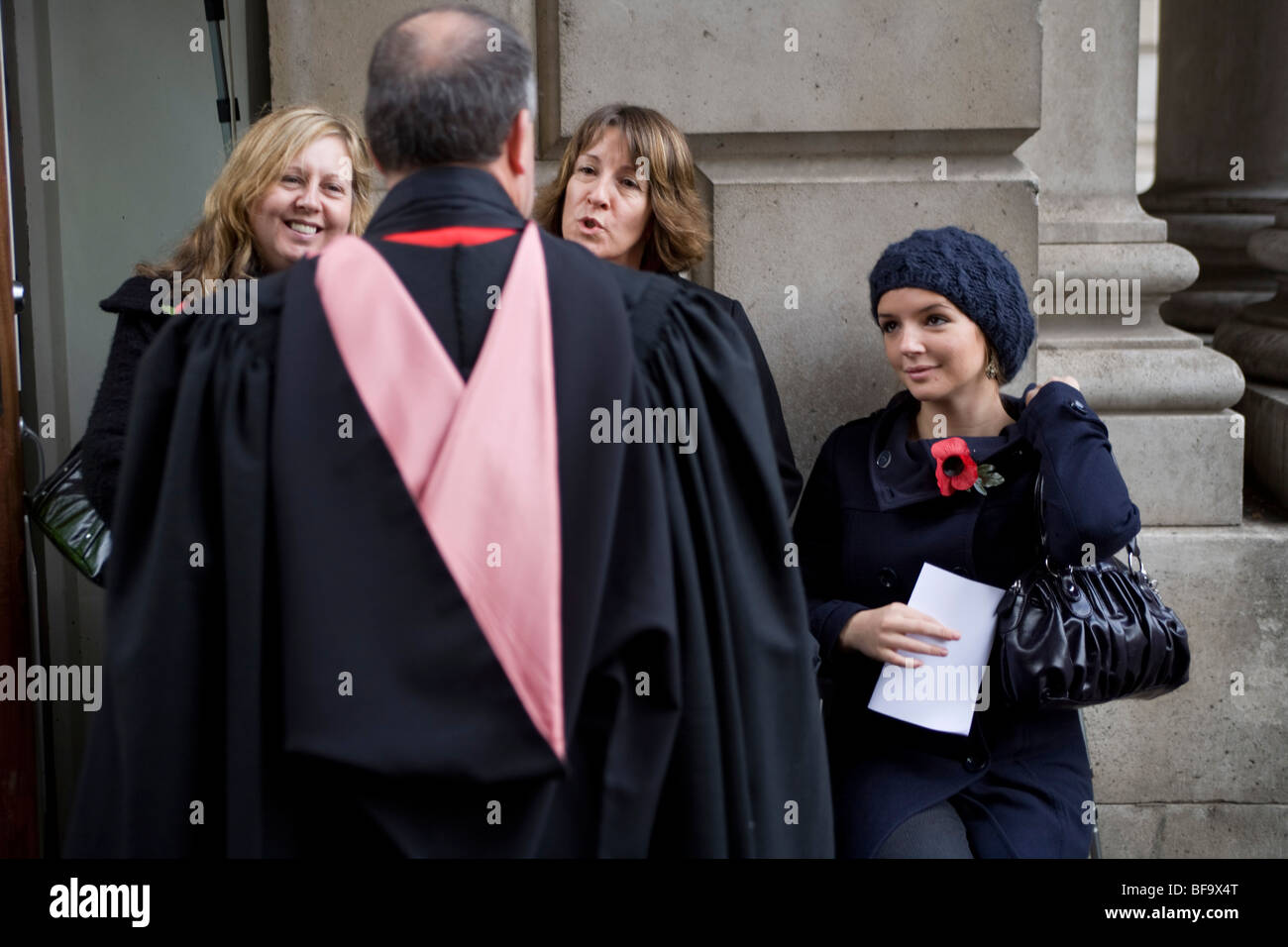 Les veuves de guerre et leurs amis se sont réunis au cénotaphe de la loi annuelle du souvenir pour ceux qui ont été tués dans des guerres Banque D'Images