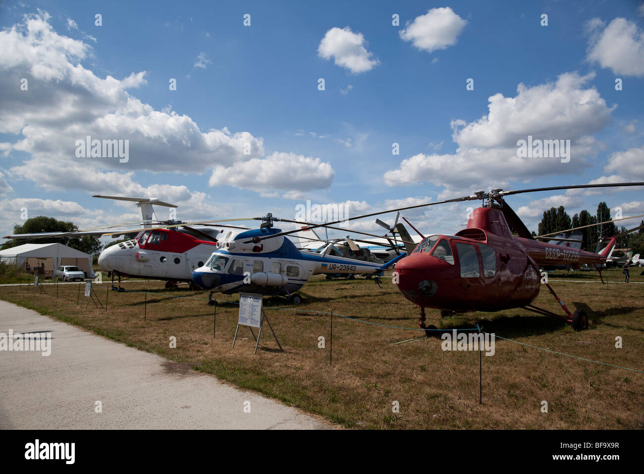Hélicoptère historique sont vus dans le musée de l'aviation ukrainienne dans Kiev-Zhulyany. Banque D'Images