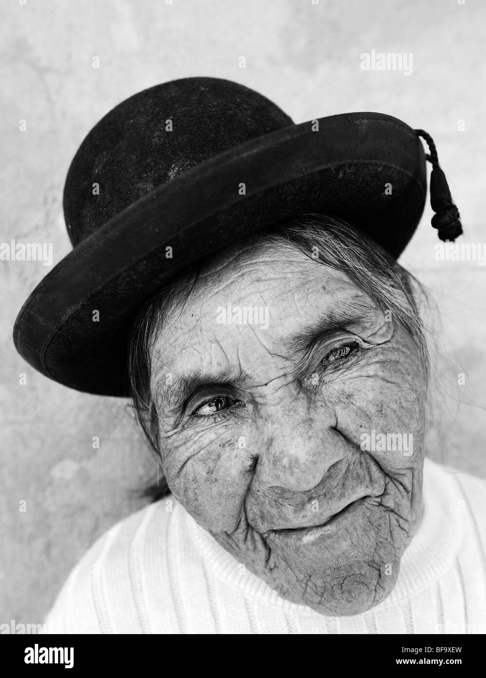 L'Aymara vieille femme avec son chapeau melon traditionnel. Salar de Uyuni, Bolivie. Banque D'Images