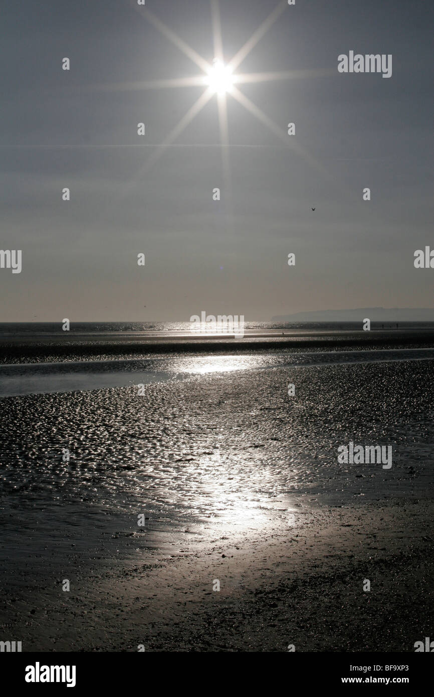 Soleil d'hiver sur la plage anglaise. Dunes de sable Banque D'Images