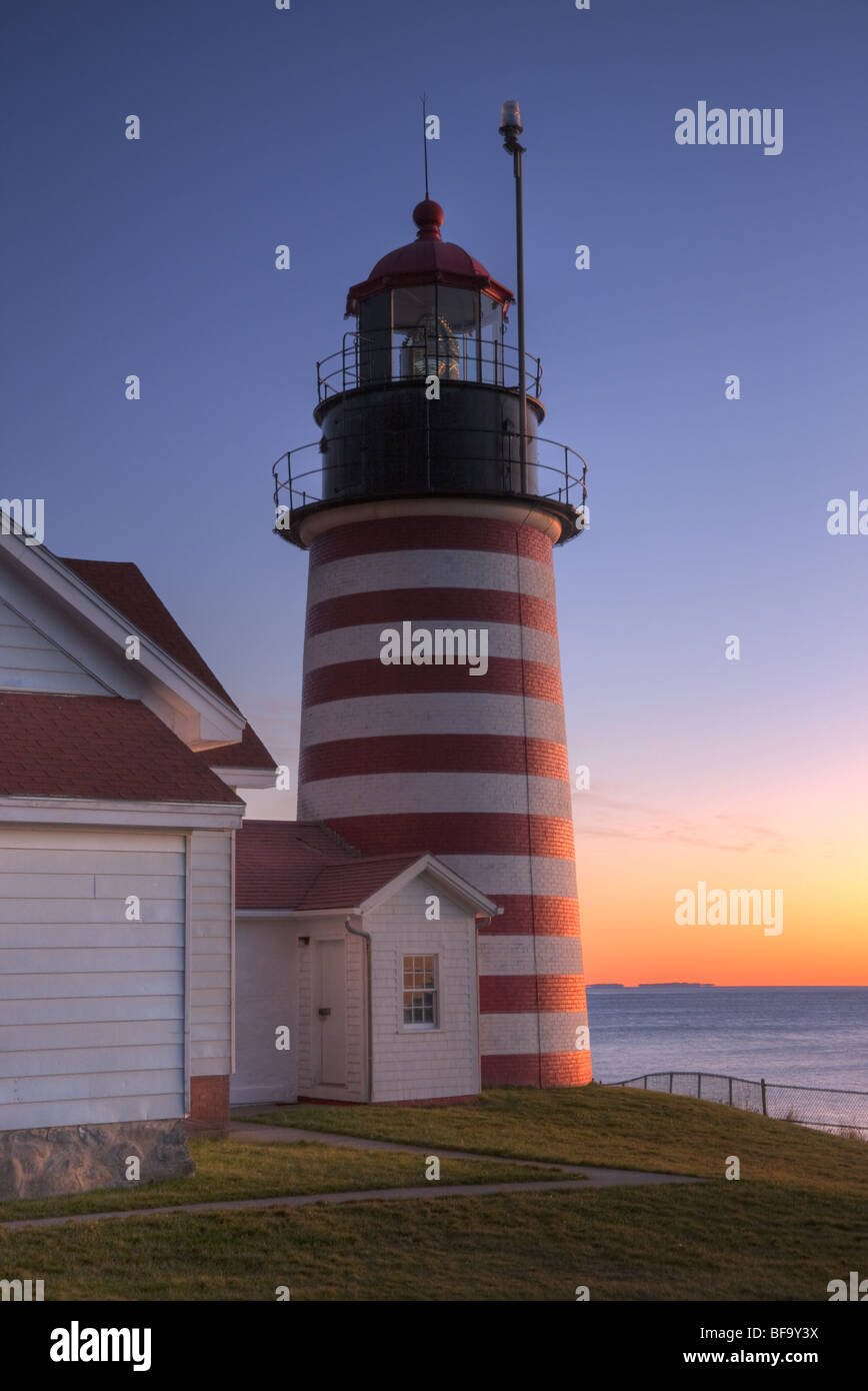 Quoddy Head Light dans l'Ouest Lubec, Maine en pré-aube lumière Banque D'Images