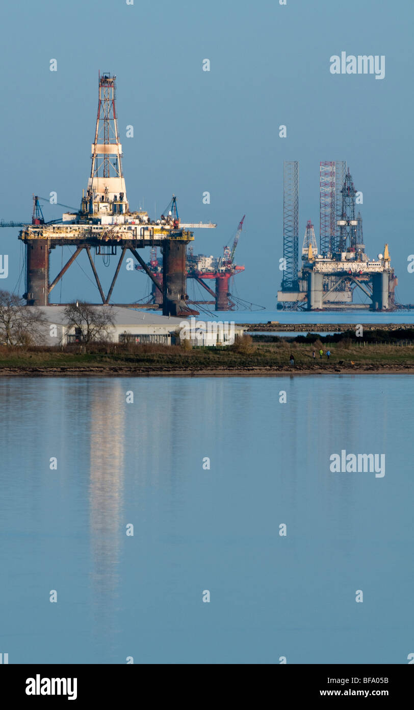 Plates-formes pétrolières dans l'Estuaire de Cromarty, Ecosse Banque D'Images