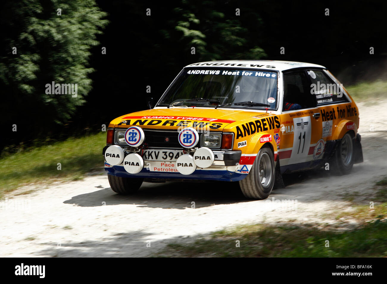 Talbot Sunbeam Lotus conduit par Russell Brookes sur le saut sur la scène rallye à Goodwood Festival of Speed 2009 Banque D'Images