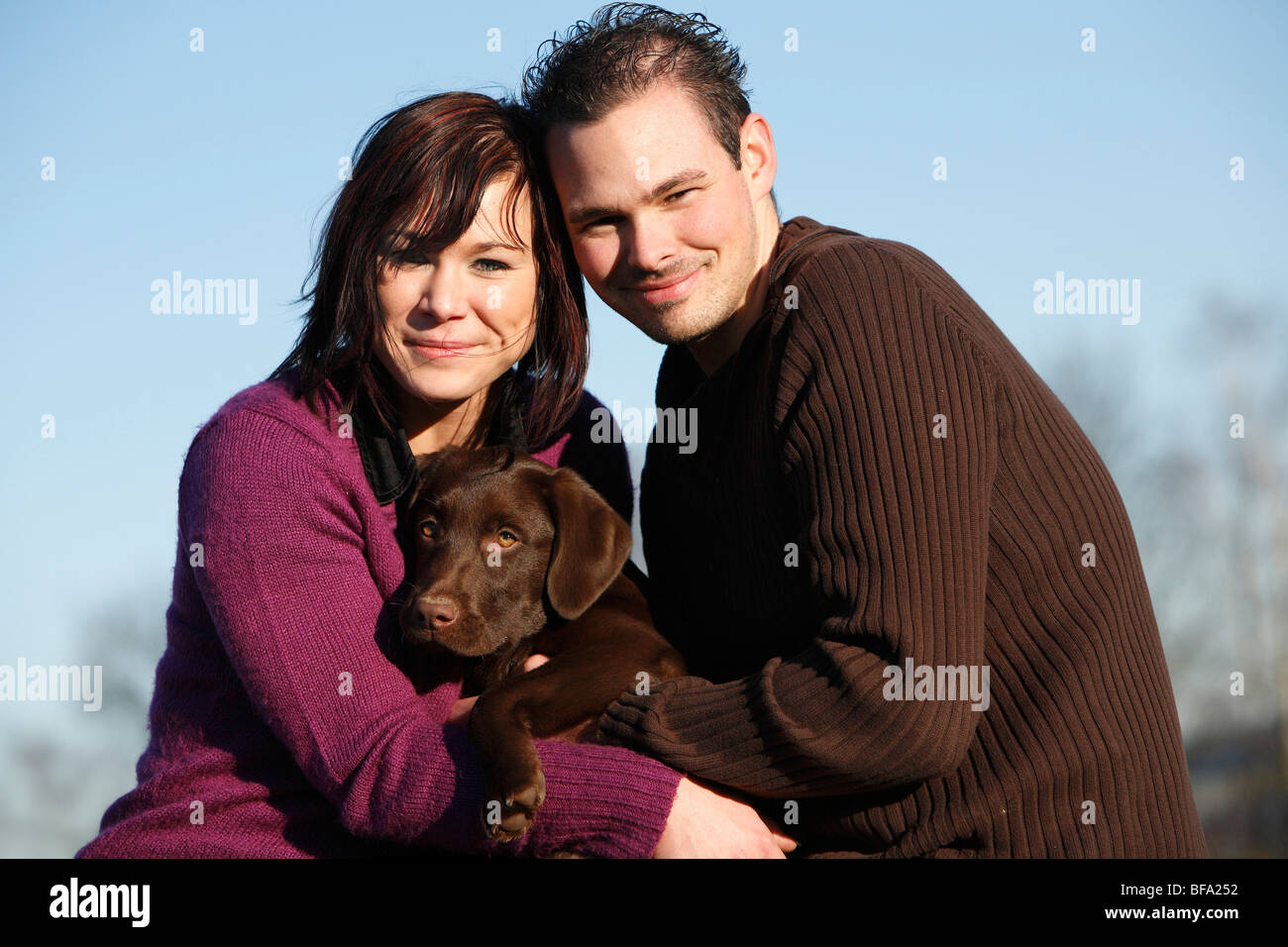 Dog (Canis lupus f. familiaris), youn couple avec leur Labrador Mix, Allemagne Banque D'Images