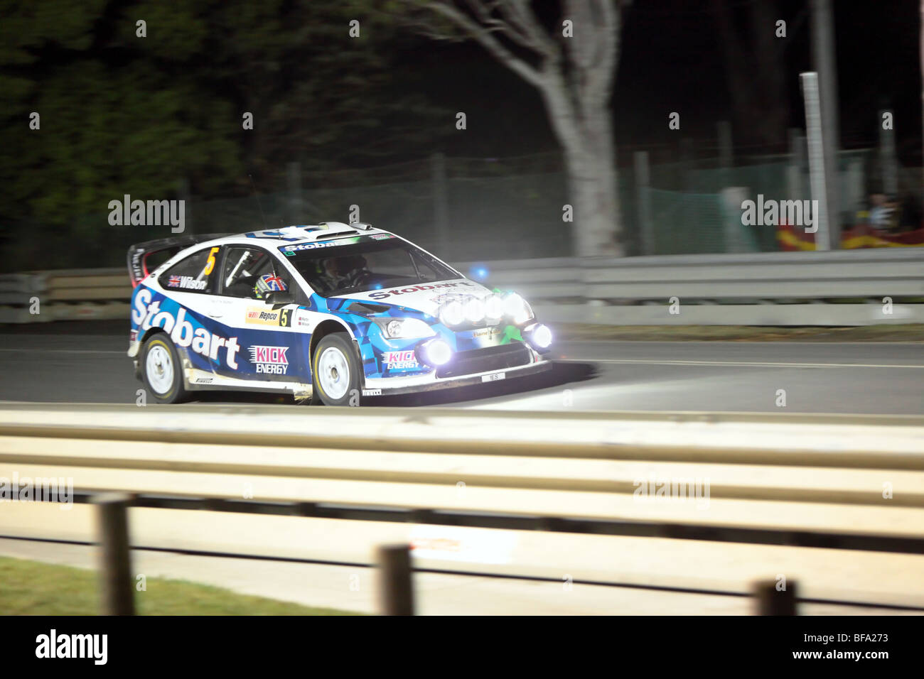 Voiture de rallye WRC à la conduite de nuit sur le circuit des championnats Banque D'Images