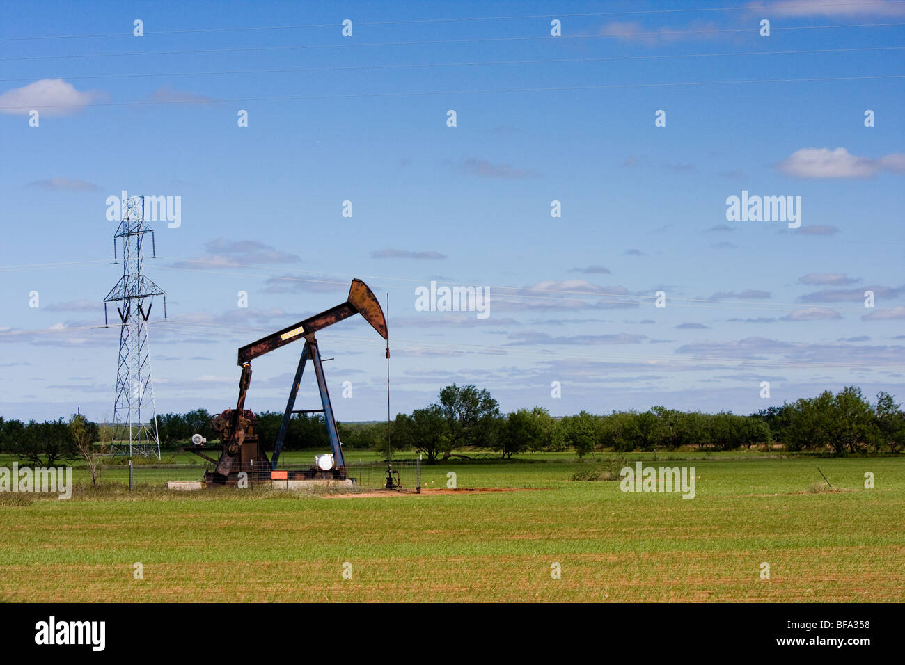 Pompe de puits de pétrole dans le Texas Panhandle. Banque D'Images