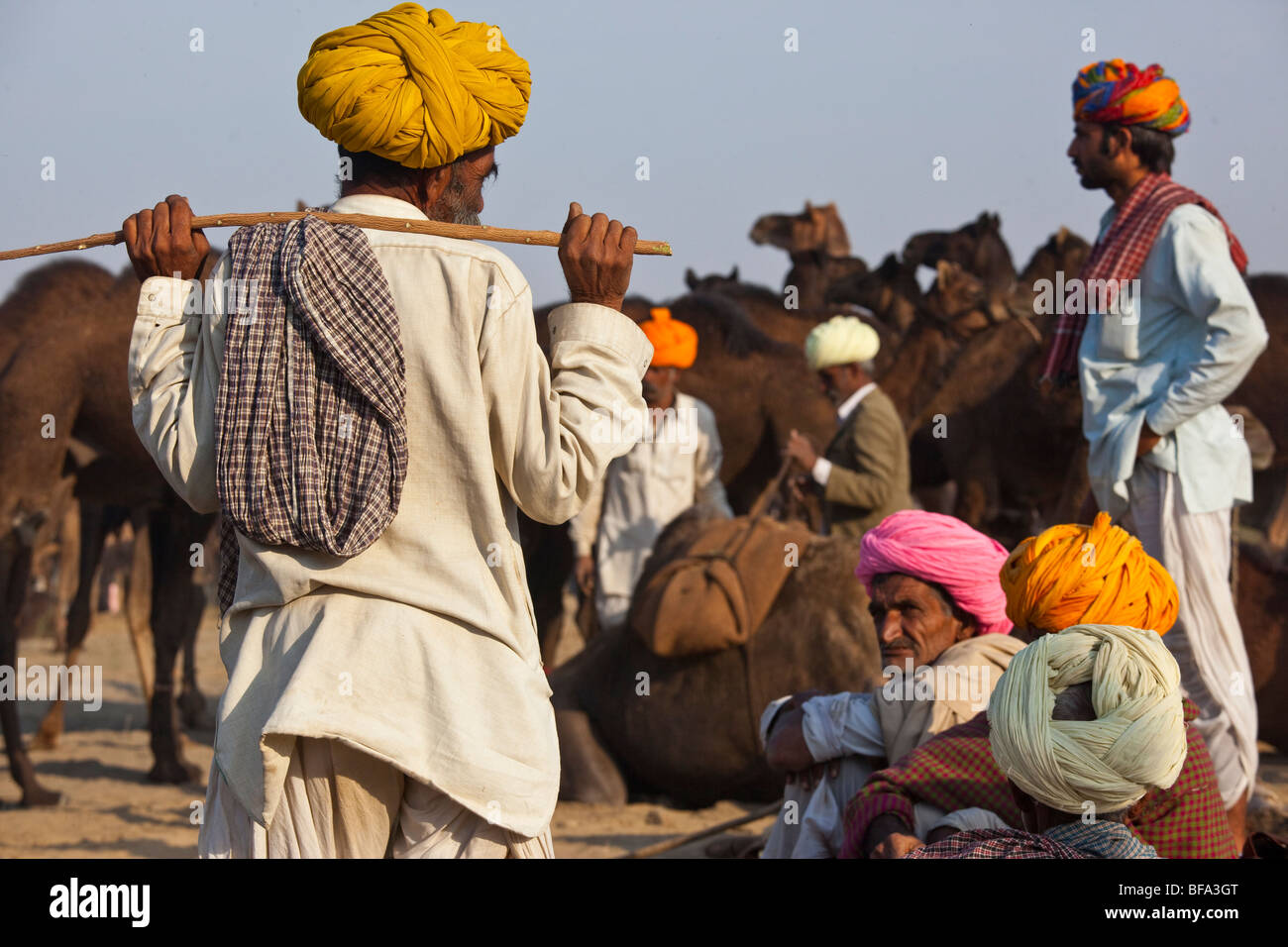 Des hommes et des chameaux à Rajput le chameau juste à Pushkar Inde Banque D'Images