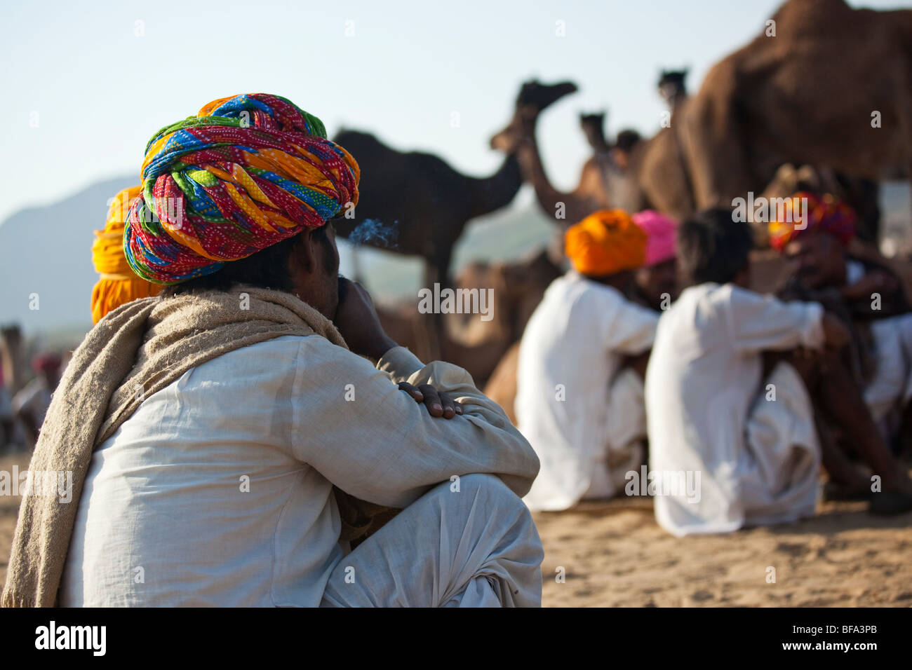 Des hommes et des chameaux à Rajput le chameau juste à Pushkar Inde Banque D'Images