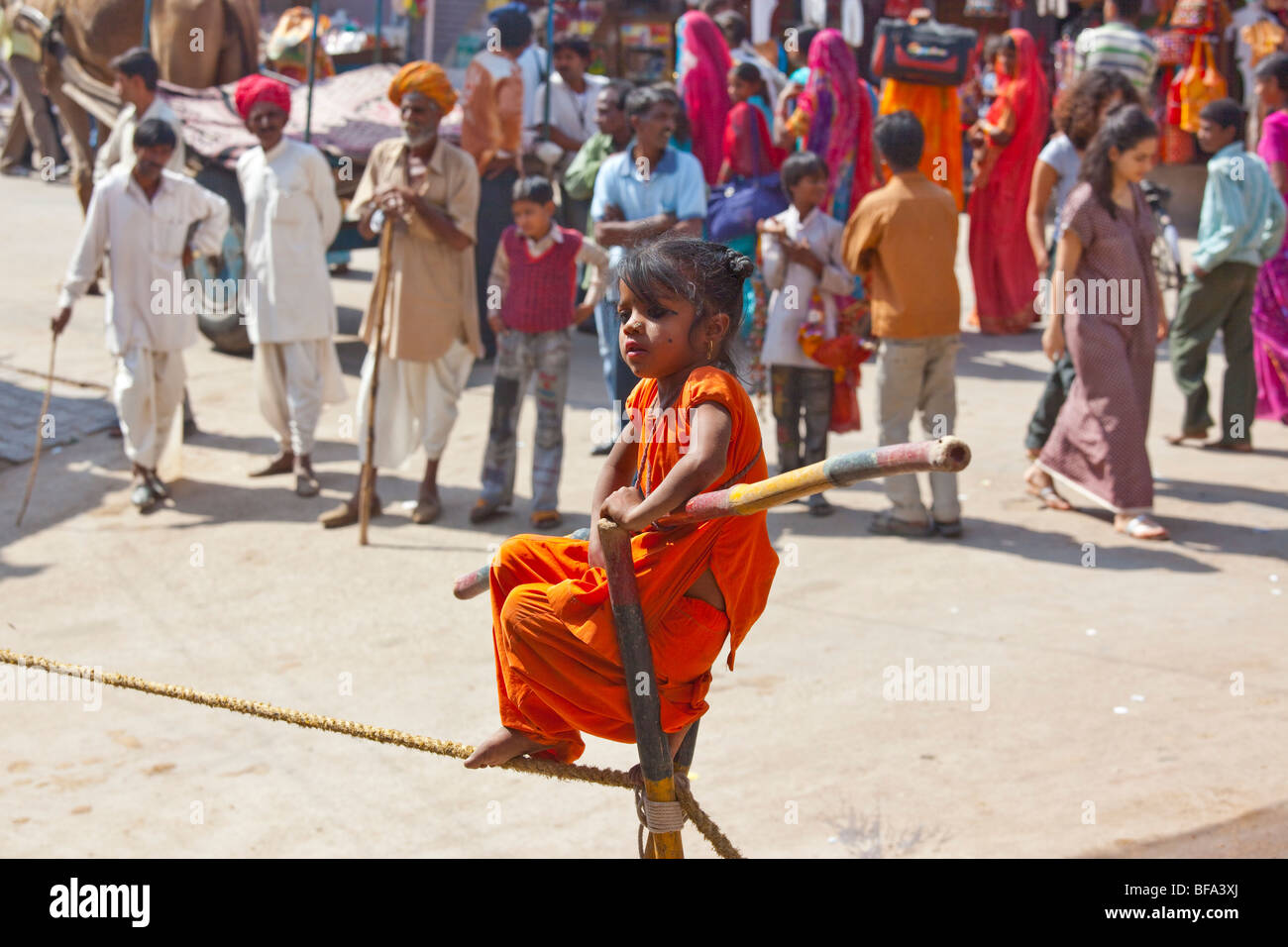 Petite fille qui marche sur une corde raide à la Camel Fair de Pushkar dans le Rajasthan en Inde Banque D'Images