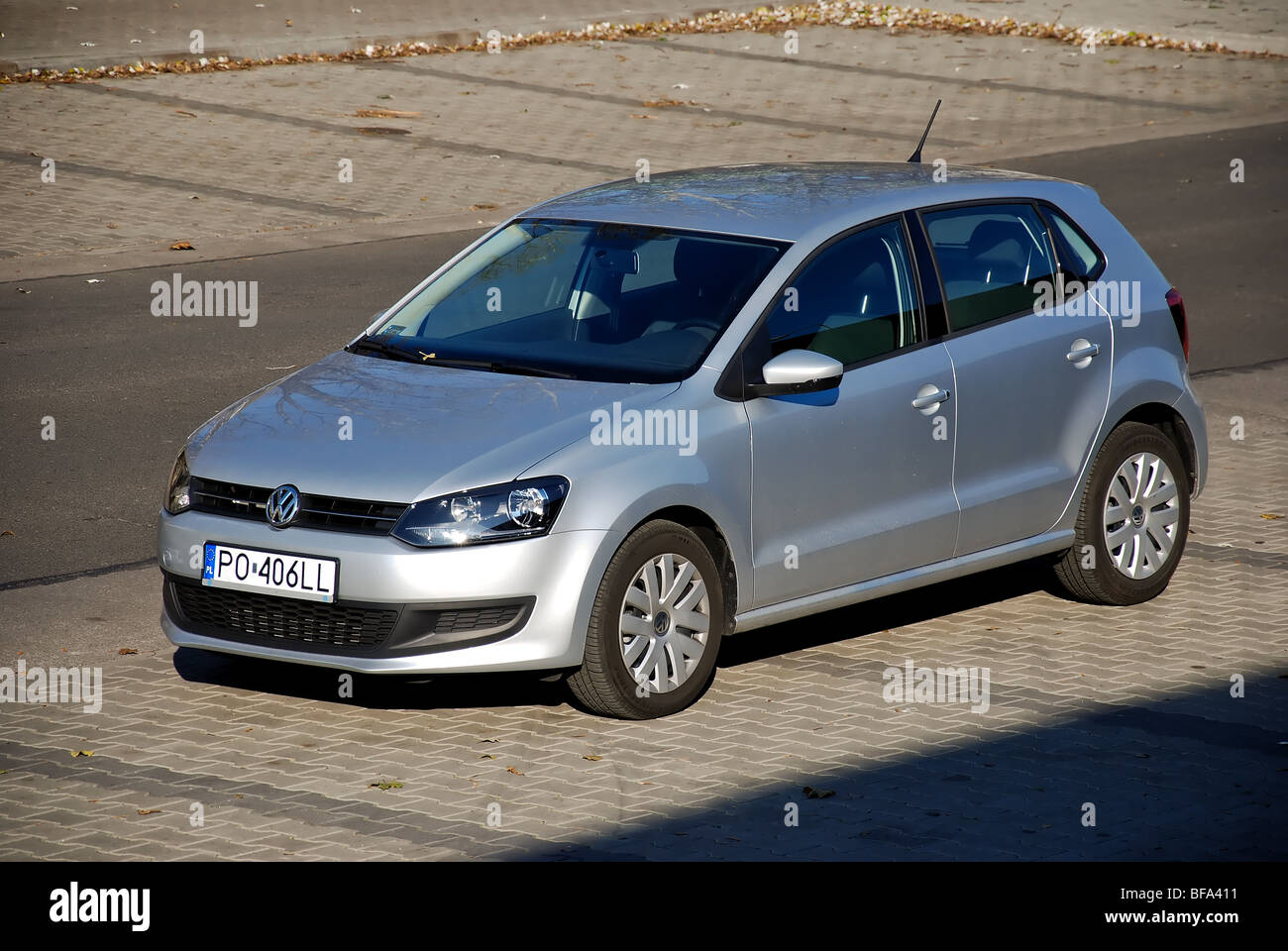 Volkswagen Polo 1.6 TDI - 2009 - argent - cinq portes (5D) - voiture de ville compacte allemande - dans la rue, place de parking Banque D'Images