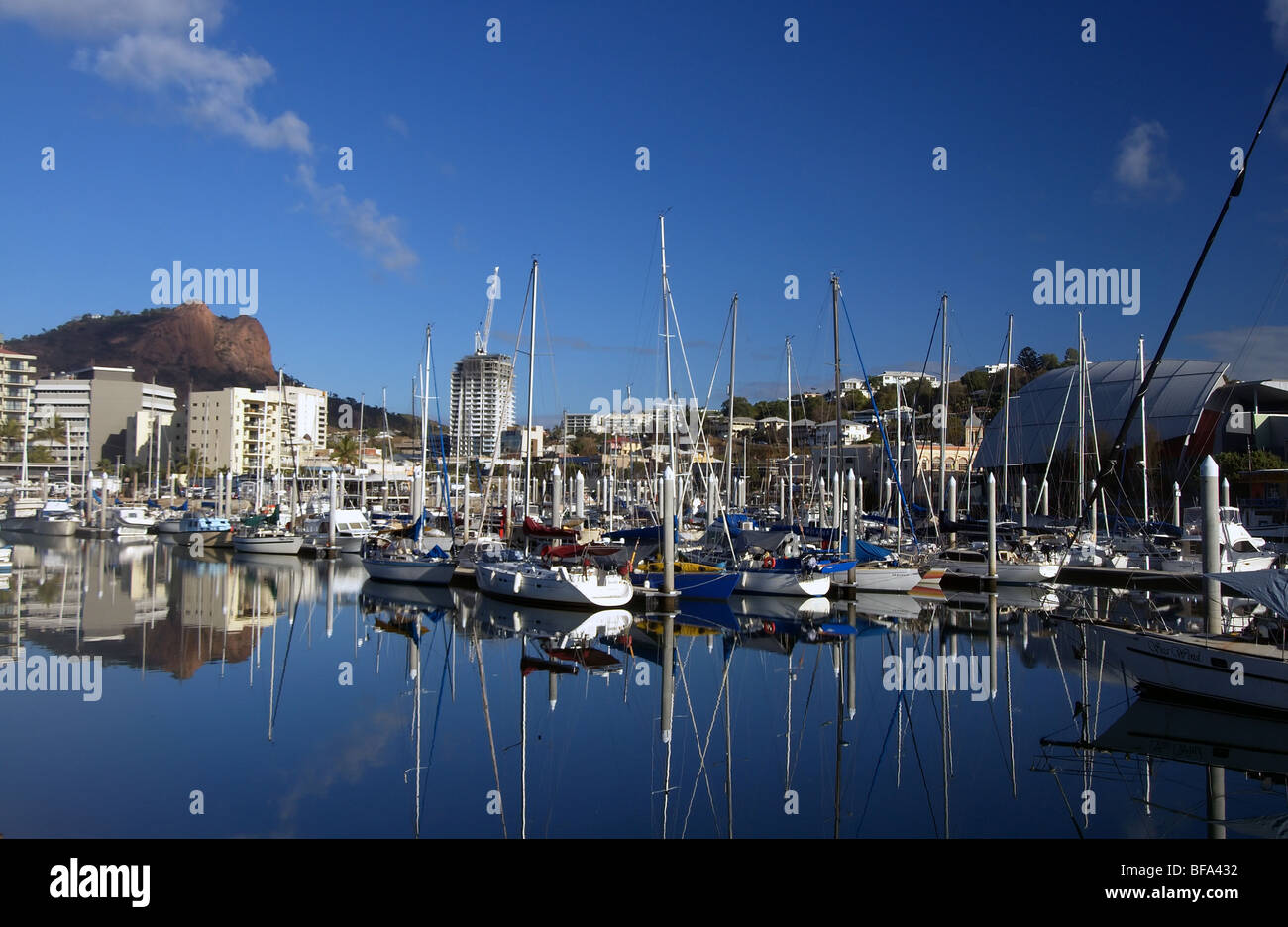 Yachts de plaisance à Townsville, avec la colline du château en arrière-plan, le nord du Queensland, en Australie. Pas de PR Banque D'Images