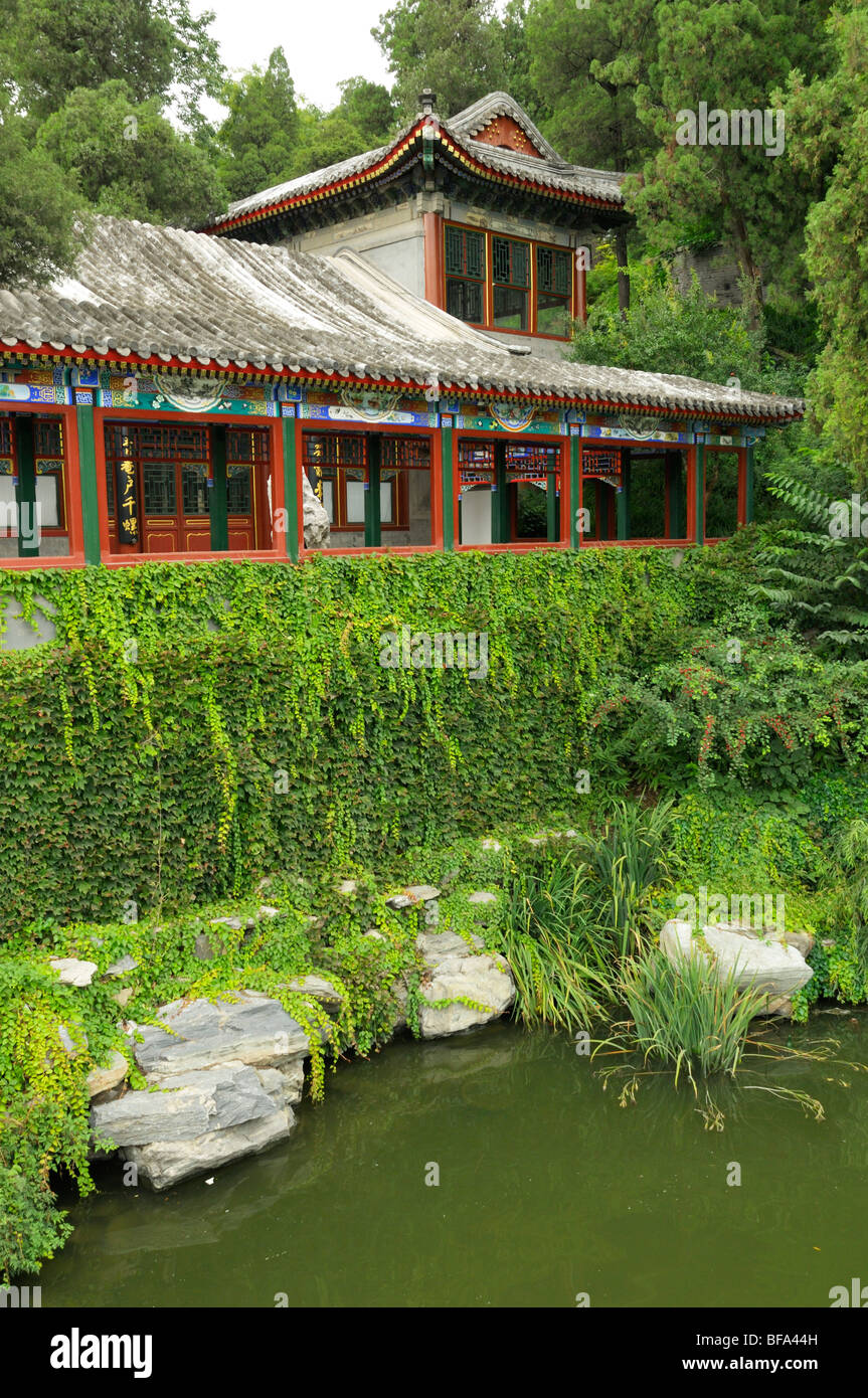 Le Yong' un pavillon chinois dans le parc de Beihai sur Qionghua (Jade Flower Island), Beijing CN Banque D'Images