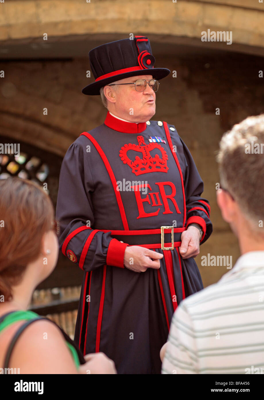 Yeoman warder fonctionne comme un guide à la Tour de Londres, Angleterre, Grande-Bretagne Banque D'Images