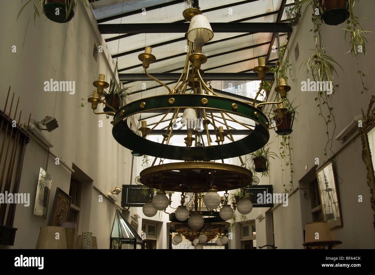 Marché aux puces le dimanche, l'Antiquité marchands sur la Plaza Dorrego, San Telmo, Buenos Aires, Argentine Banque D'Images