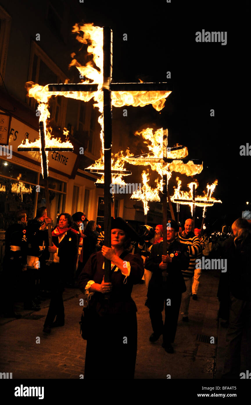 Les membres de la rue South Bonfire Society portent des croix de feu dans les rues à la Lewes Bonfire célébrations Banque D'Images