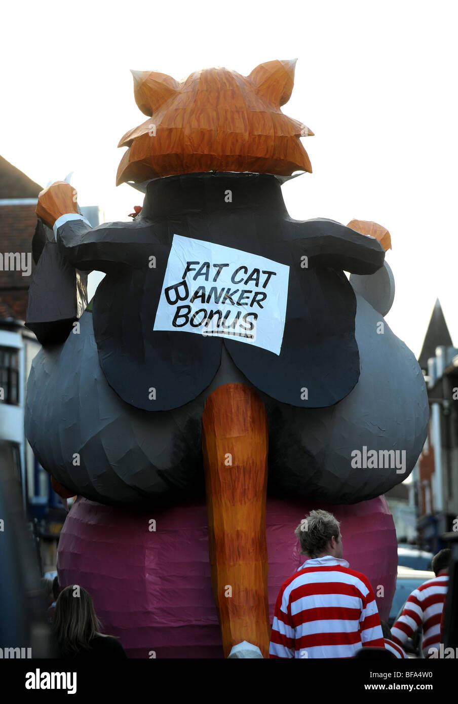 La Waterloo Bonfire Society avec leur effigie représentant fat cat bankers prêt pour la Lewes 5e novembre célébrations UK Banque D'Images