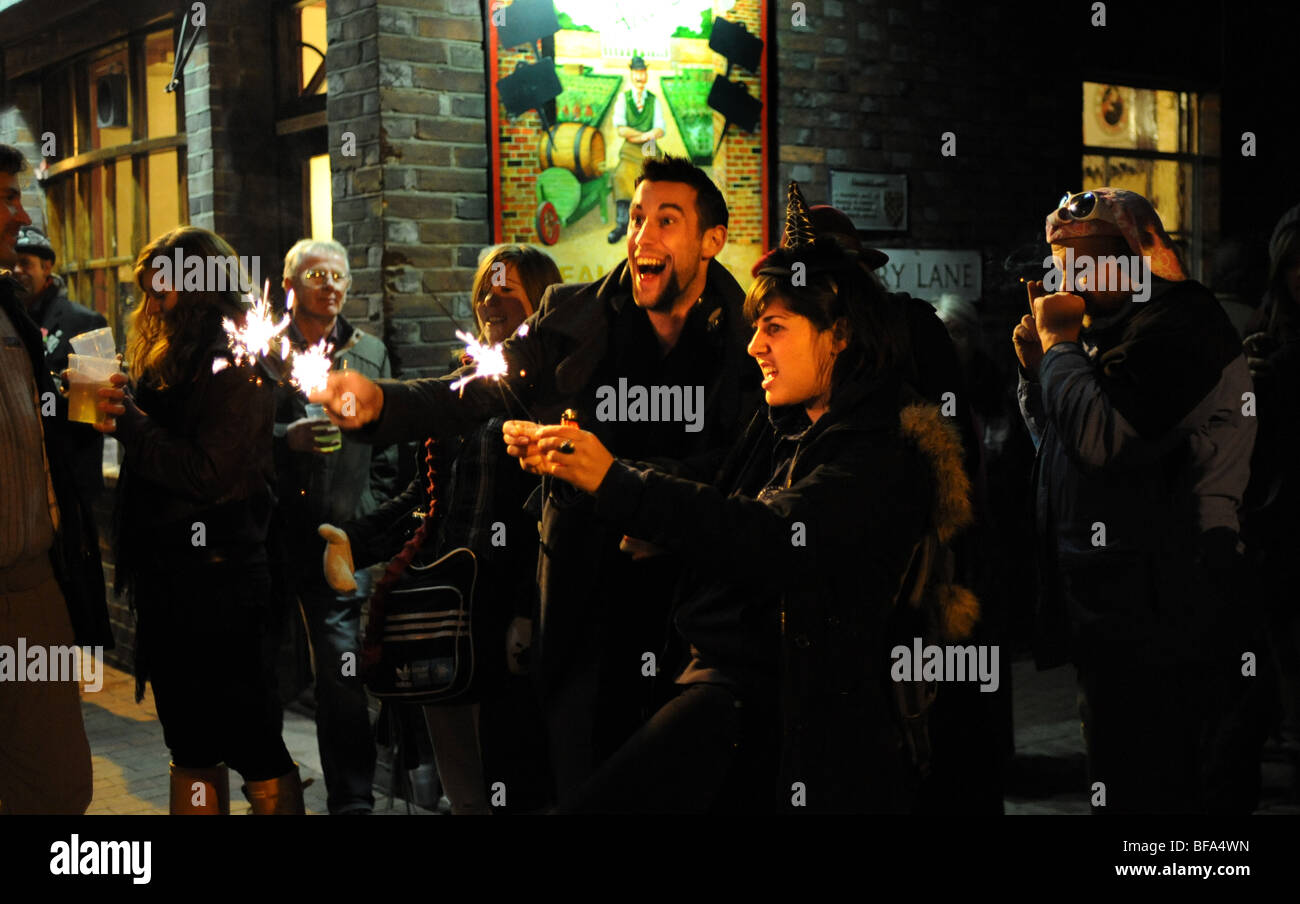 Les gens s'amusant avec cierges artifice à la Lewes Bonfire célébrations Parti UK Banque D'Images