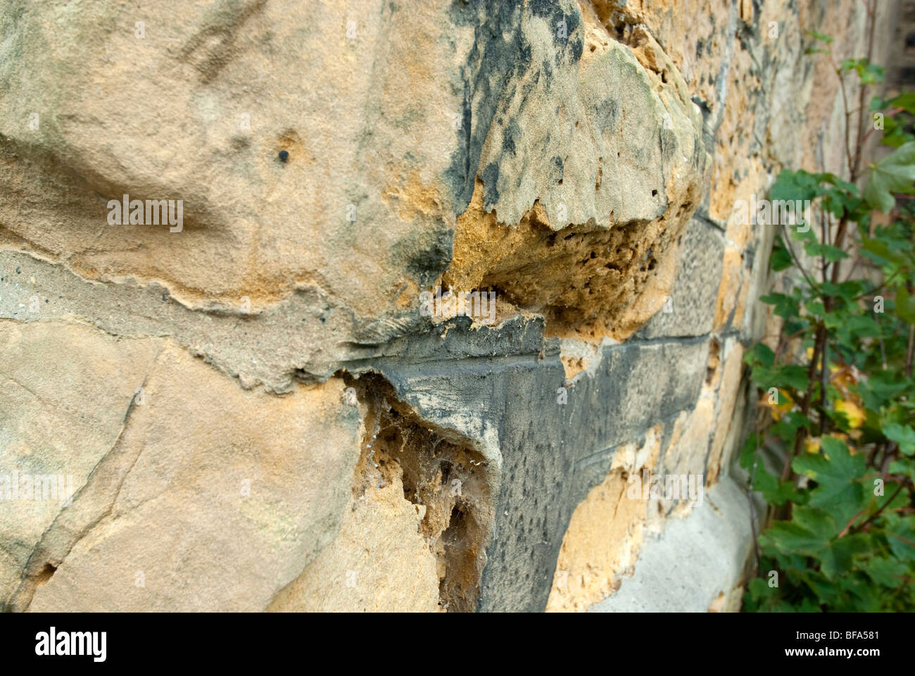 Mur de grès montrant la corrosion par les pluies acides Banque D'Images