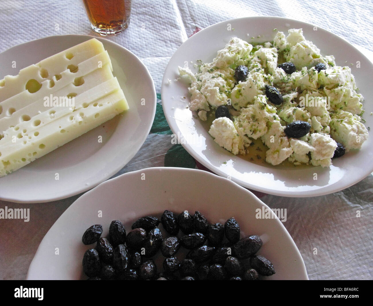 La cuisine grecque traditionnelle. Plaques d'olives noires, Graviera et fromages doux Myzithra Banque D'Images
