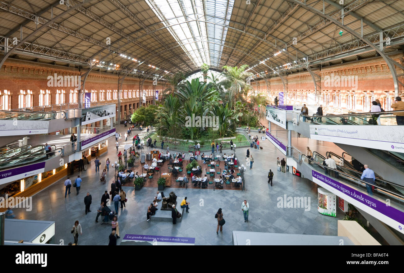 Intérieur de l'ancien bâtiment, la gare d'Atocha, Madrid, Espagne Banque D'Images