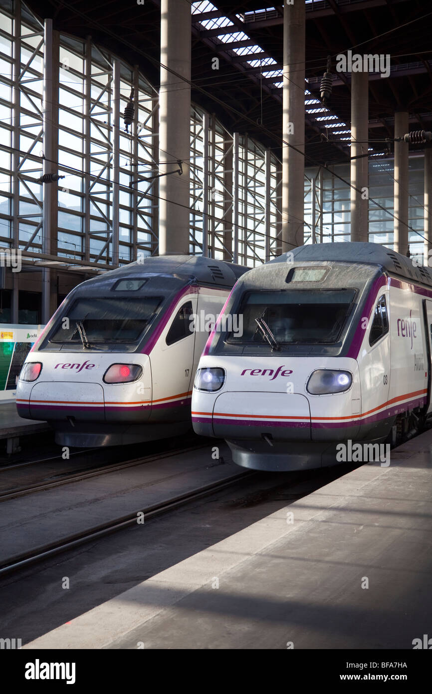 RENFE train à grande vitesse, la gare d'Atocha, Madrid, Espagne Banque D'Images