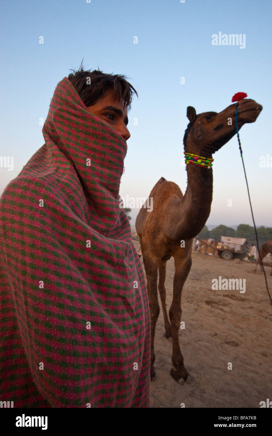 Garçon Rajput et son chameau dans la matinée à la Camel Fair de Pushkar Inde Banque D'Images