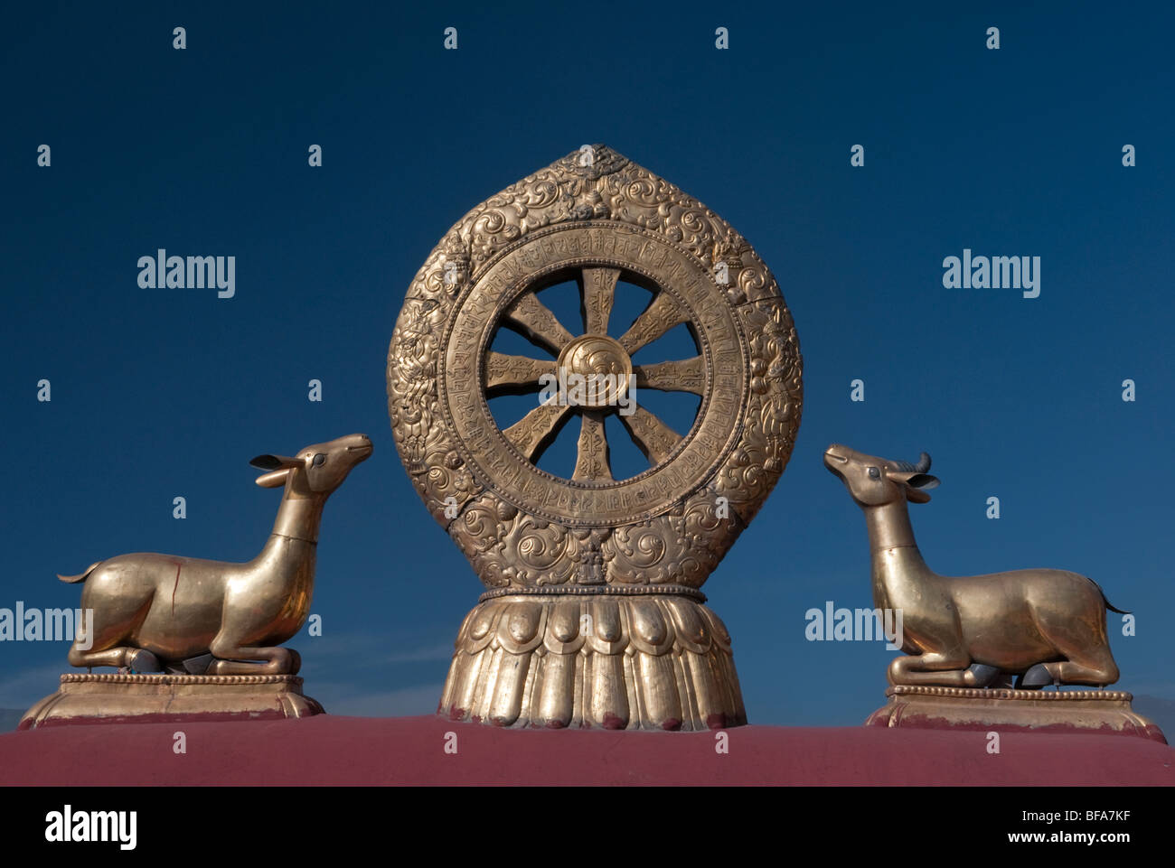 Deux cerfs s'asseoir de chaque côté de la roue du dharma sur le toit du temple Jokhang à Lhassa au Tibet Banque D'Images