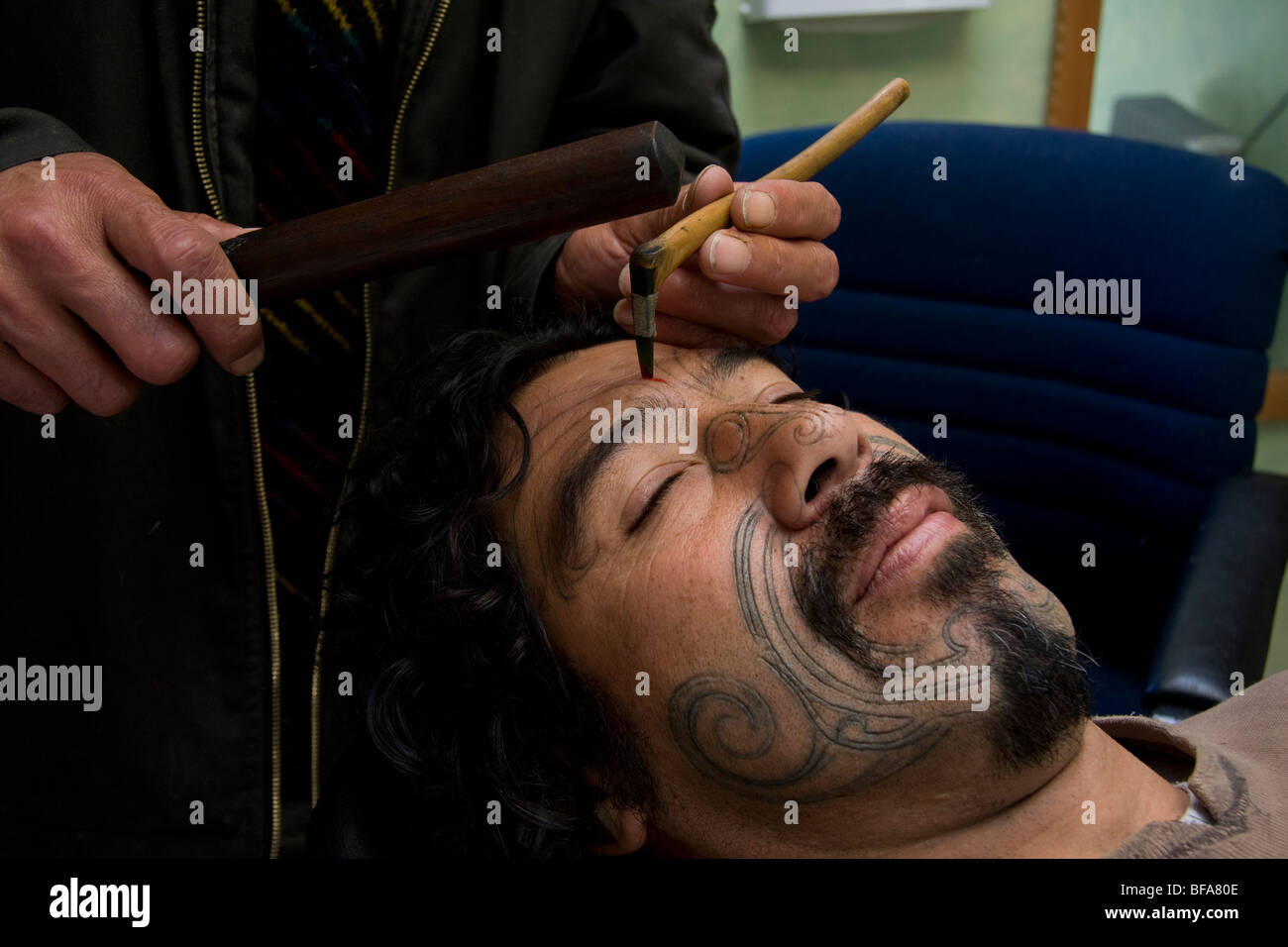 Shane Jones reçoit un moko (démonstration). Moko est traditionnel Maori sculpture de la peau Banque D'Images