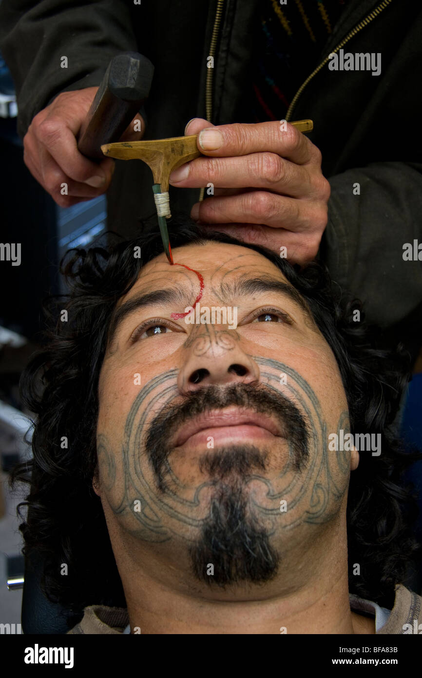 Shane Jones reçoit un moko (démonstration). Moko est traditionnel Maori sculpture de la peau Banque D'Images