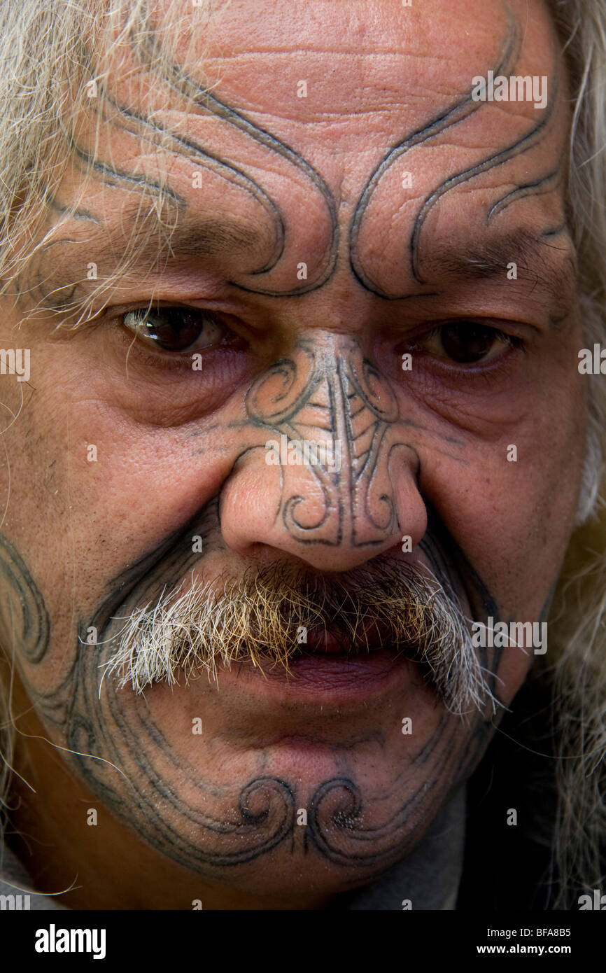 Close up of Bruce Hereora's moko. Moko est traditionnel Maori sculpture de la peau Banque D'Images