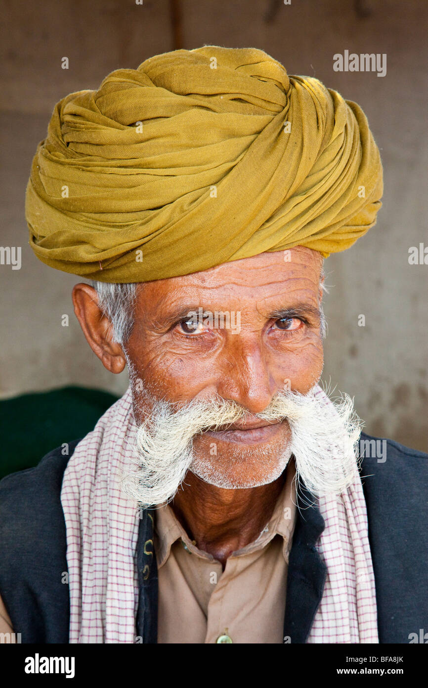 Homme Rajput de l'Inde Pushkar Fair à chameau Banque D'Images