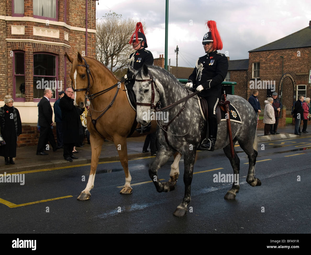 Deux policiers à cheval en uniforme de cérémonie conduisant le défilé du jour du Souvenir Redcar Cleveland UK Nov 2009 Banque D'Images