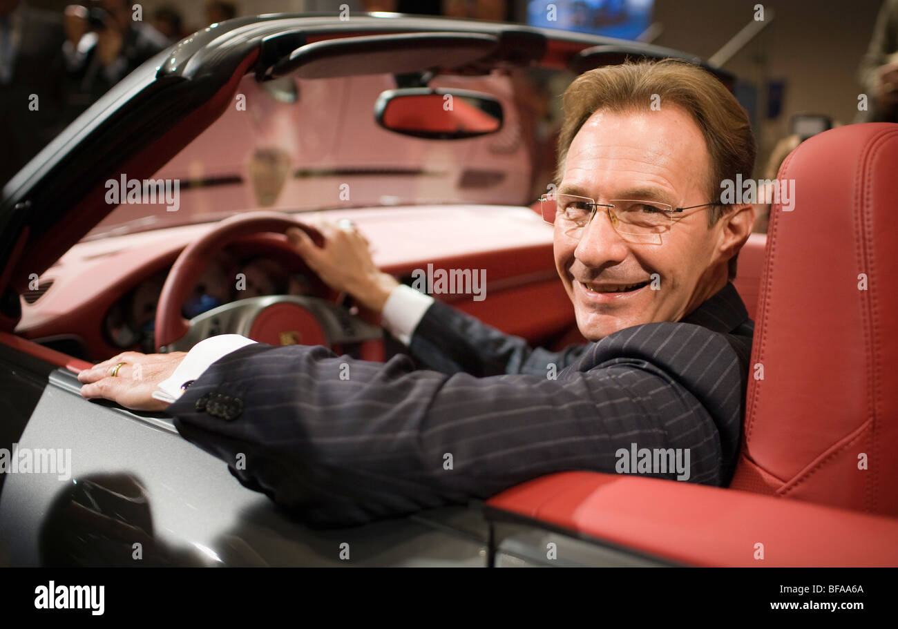 Michael Macht, Vorstandsvorsitzender der Porsche AG einem Porsche 911 Cabrio Banque D'Images