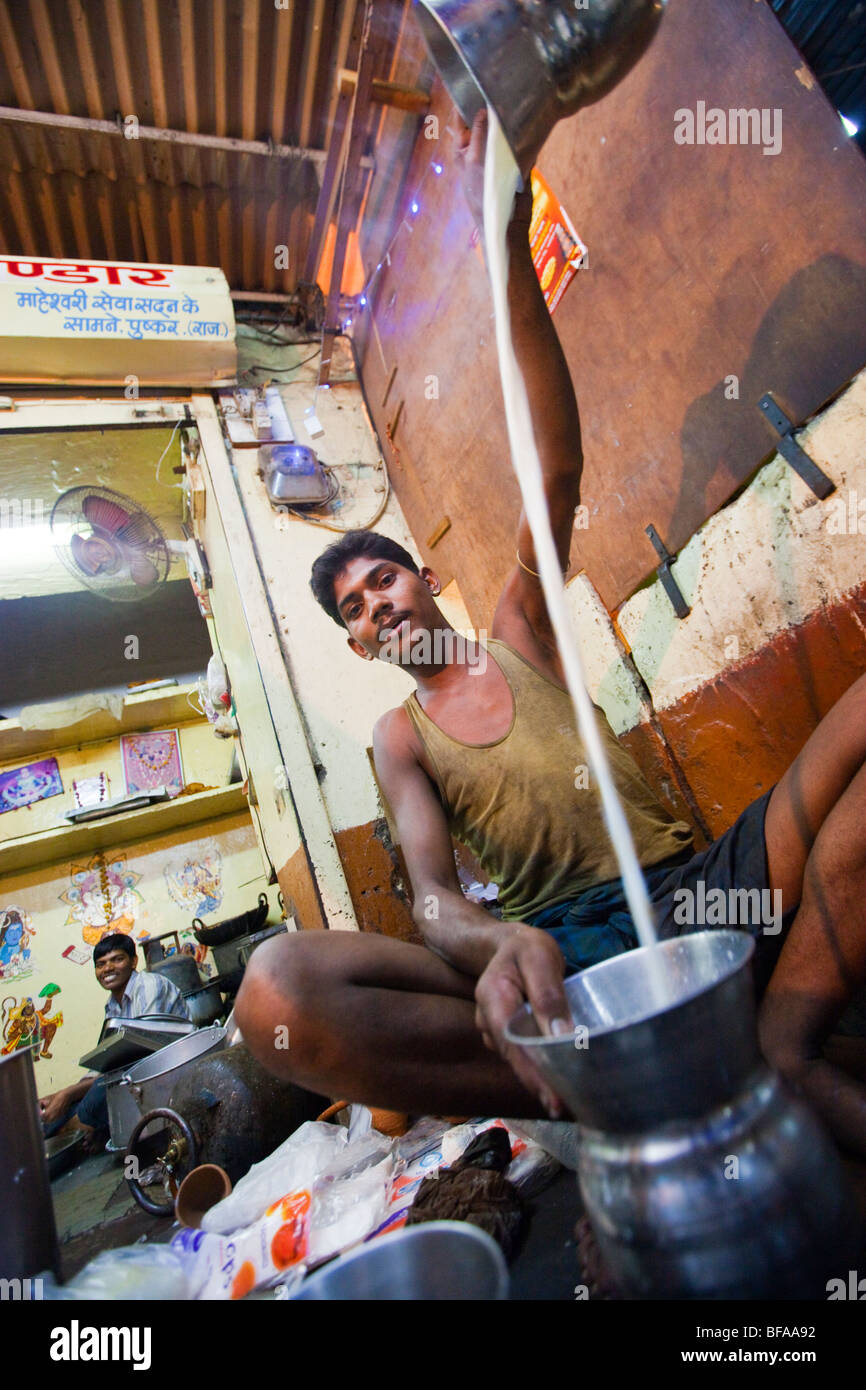 Verser le lait ou lait à une boutique de bonbons à Pushkar Inde Banque D'Images