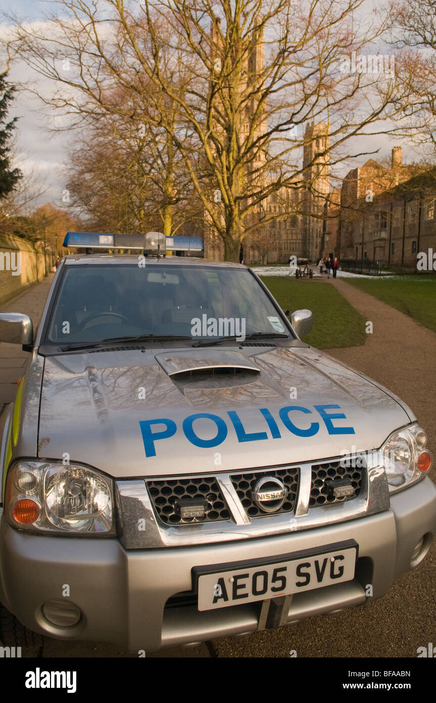 4x4 véhicule de police garé dans n localisation urbaine, près de la cathédrale d'Ely en Cambridgehsire avec de la neige sur le terrain Banque D'Images