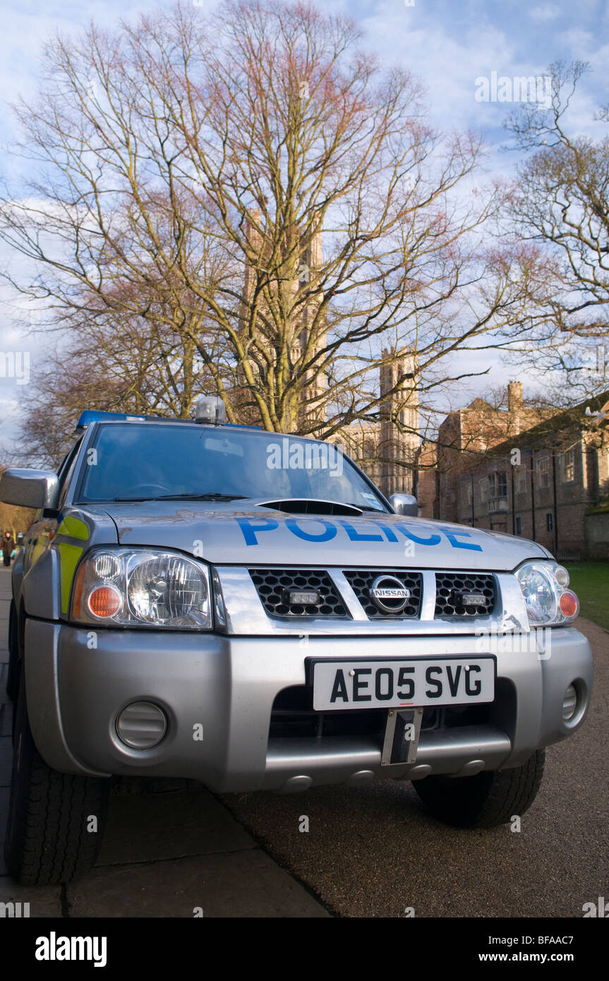 4x4 véhicule de police stationné dans un emplacement urbain près de la cathédrale à Ely dans Cambridgehsire Banque D'Images