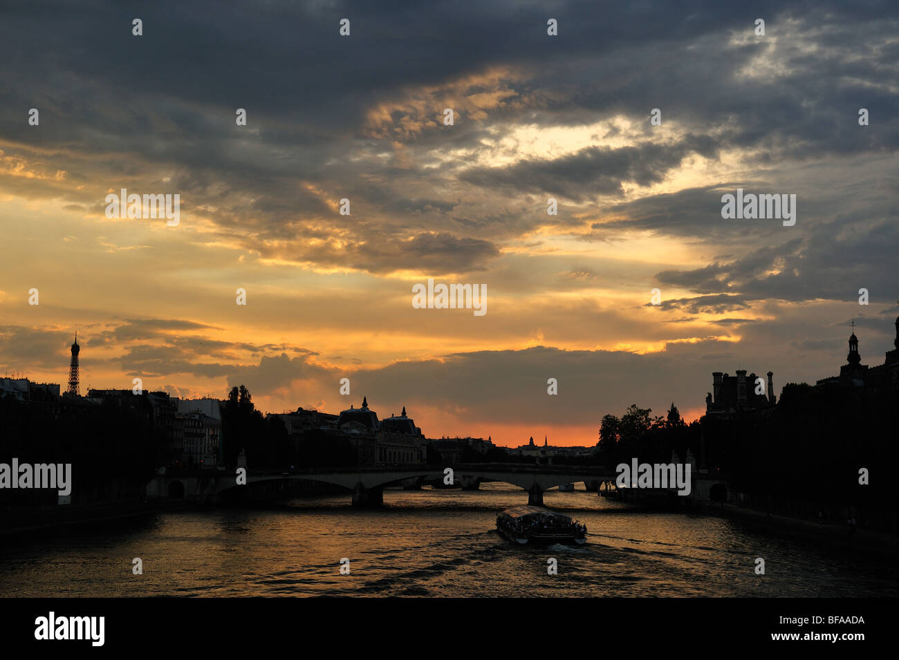 Vue de la siene pendant le coucher du soleil avec un bateau en premier plan Banque D'Images