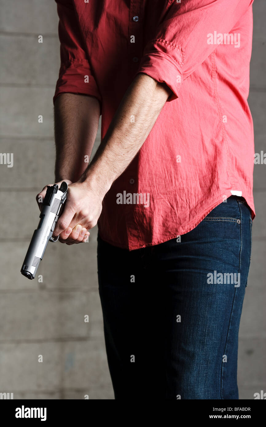 L'homme tenant un pistolet Banque D'Images