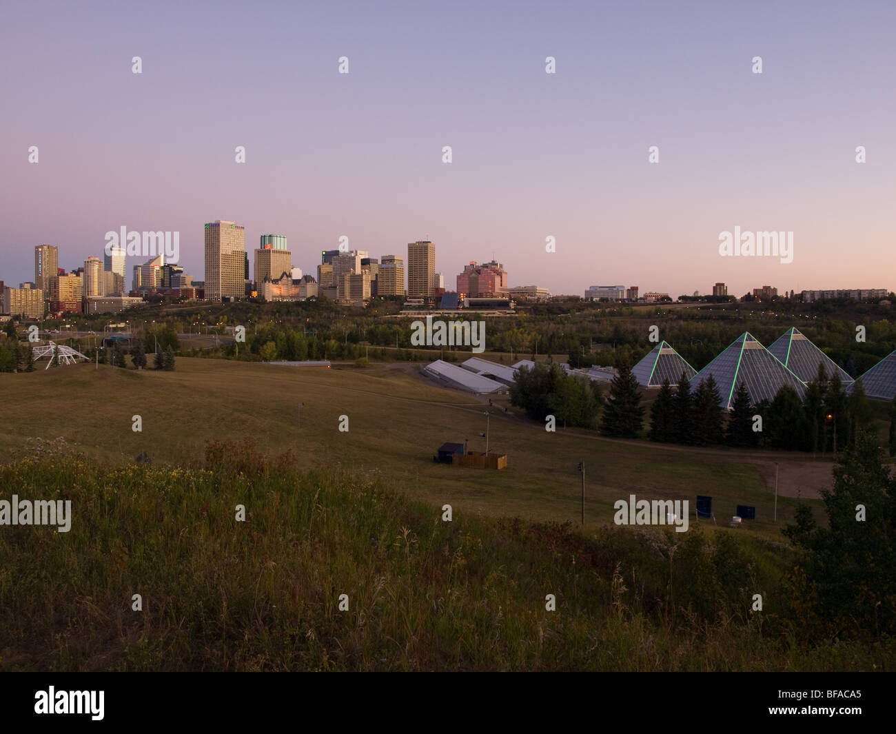 L'horizon du centre-ville d'Edmonton, Alberta, Canada avec les pyramides de la Muttart Conservatory au premier plan. Banque D'Images