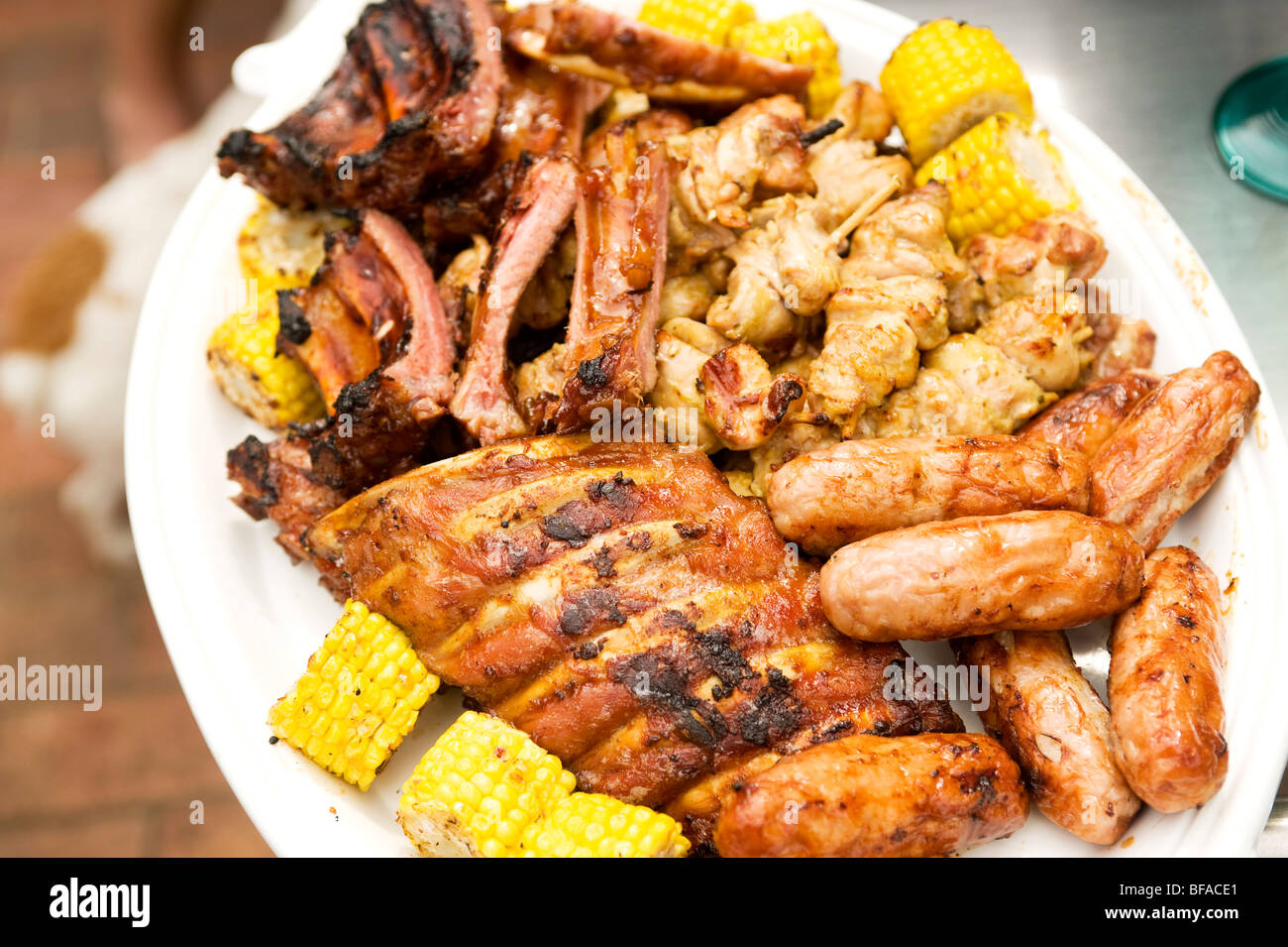 Une assiette de légumes grillés et grillades de viandes à un Braai sud-africain. Durban, Afrique du Sud. Banque D'Images